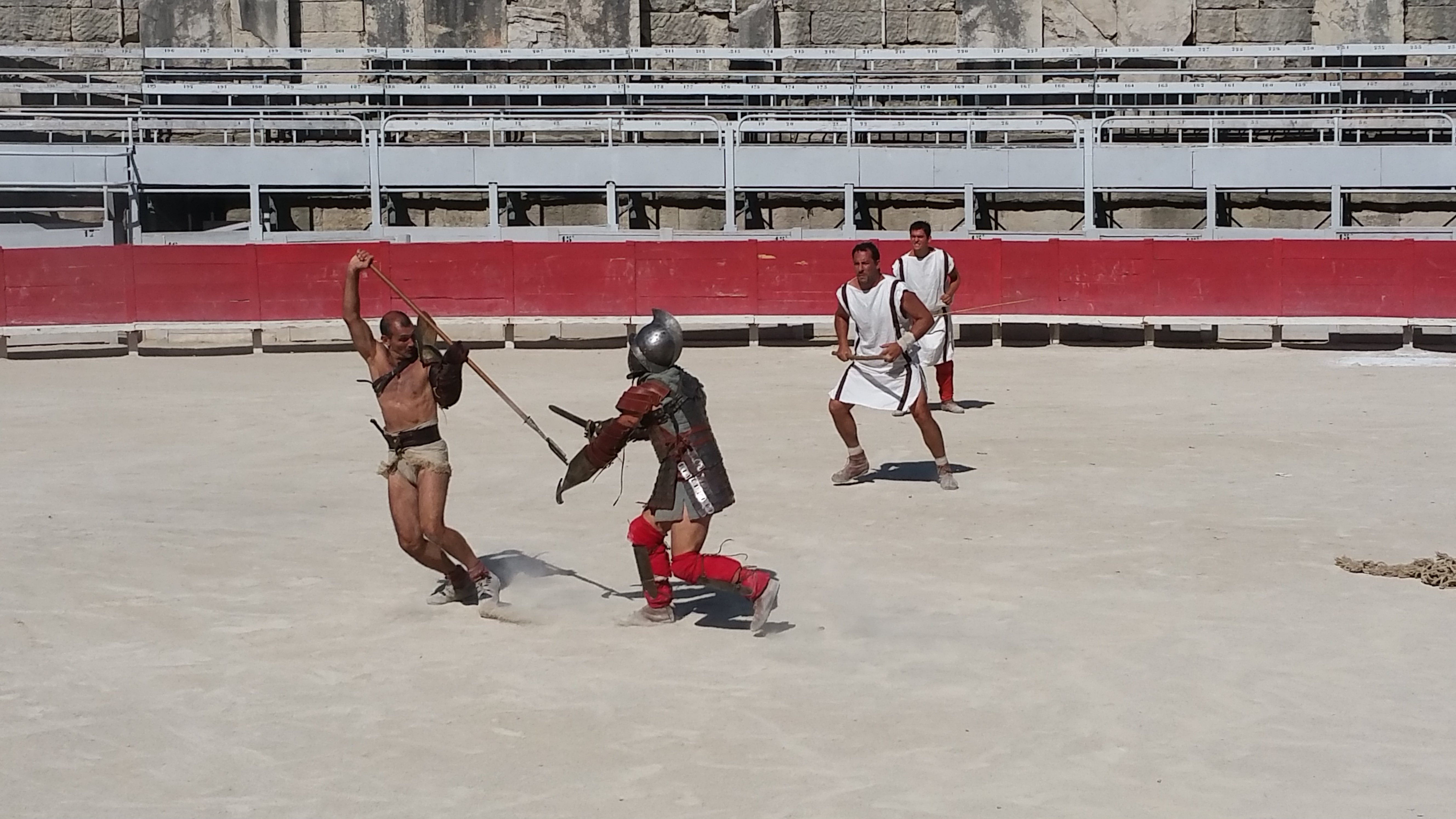 16 Retiaire contre Scissor Amphiteatre d Arles ete 2015 694436525be770.81168218.jpg