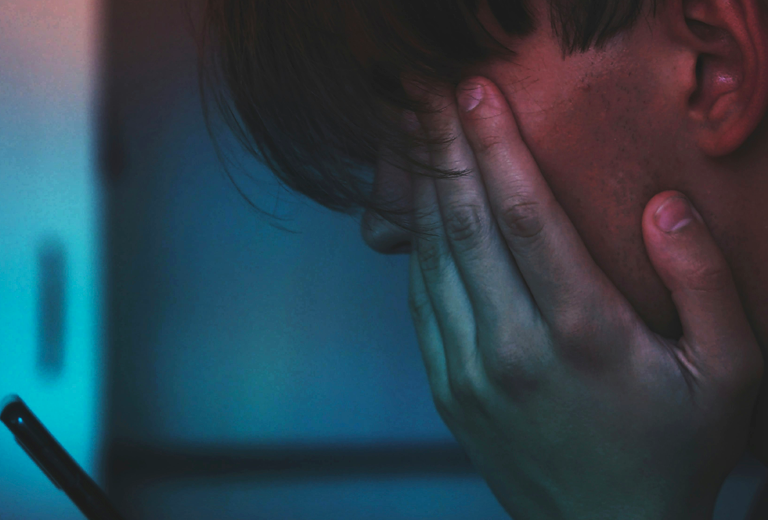 Enfant suggérant le tristesse
