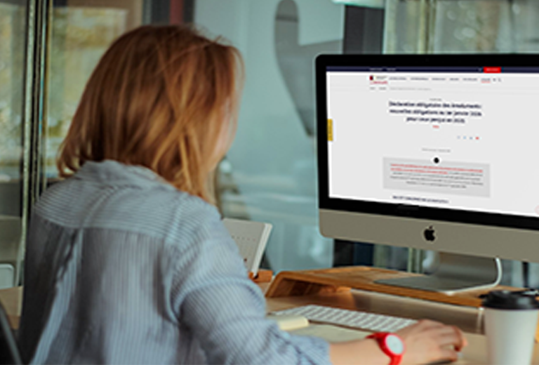 Avocate travaillant sur son ordinateur, vue de dos 