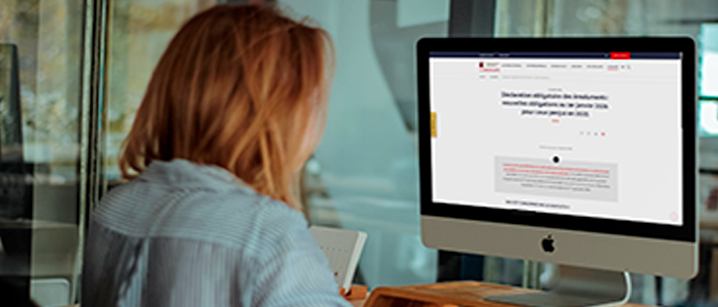 Avocate travaillant sur son ordinateur, vue de dos 